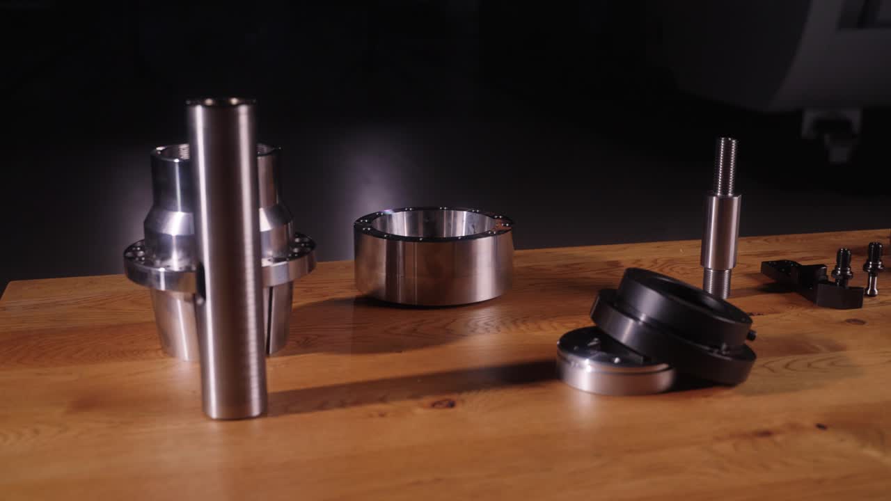 piezas de metal cnc'd en una mesa p2