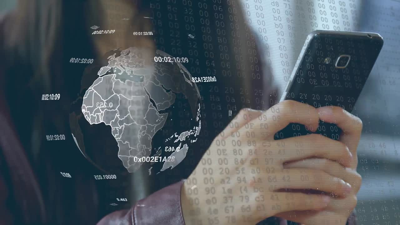 animación del globo con procesamiento de datos sobre una mujer asiática usando un teléfono inteligente