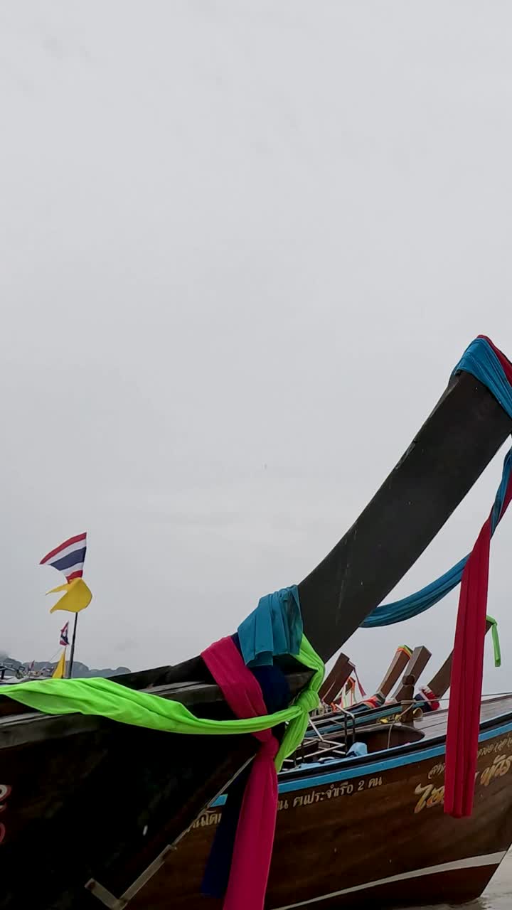 barcos coloridos descansando en una playa serena