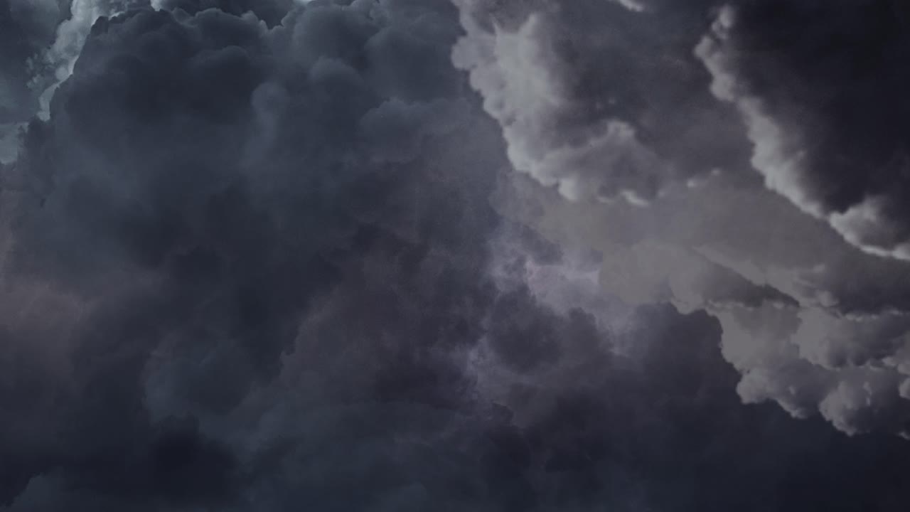 4.000 relámpagos entre nubes en movimiento en el cielo