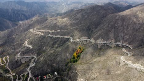 Schotterstraßen-Schlängeln-Sich-Auf-Und-Ab-Schroffen-Bergpass,-Arg