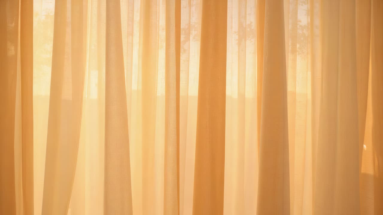 Des rideaux beiges transparents laissent passer la lumière chaude du soleil dans une chambre, projetant de légères silhouettes de feuillage