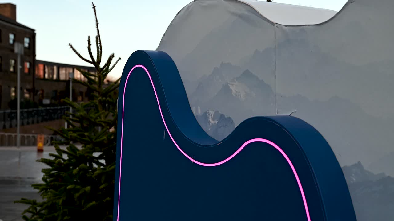 una navidad temática de nieve cerca de kings cross dentro del patio de gotas de carbón, londres, reino unido