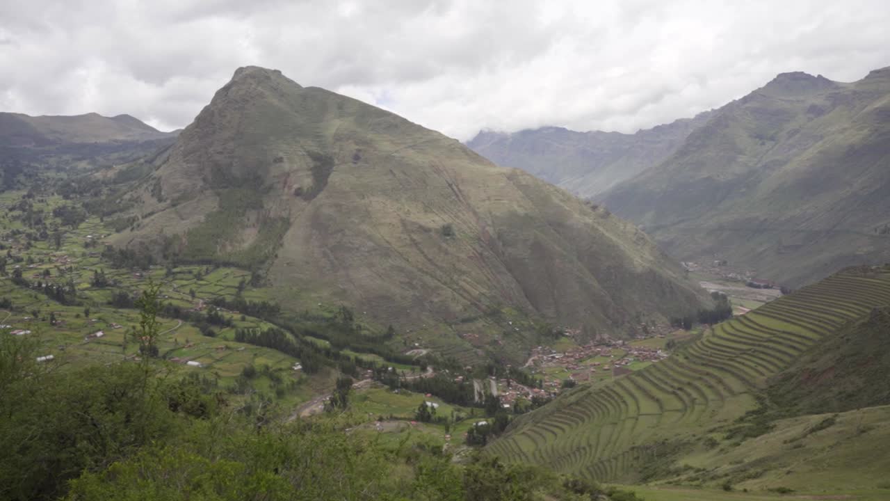 vista de una montaña y un valle en antiguas terrazas y ruinas incas en el parque arqueológico de pisac en pisac, región de cuzco, perú