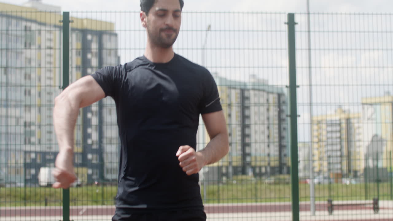 vista cercana del hombre moreno calentando