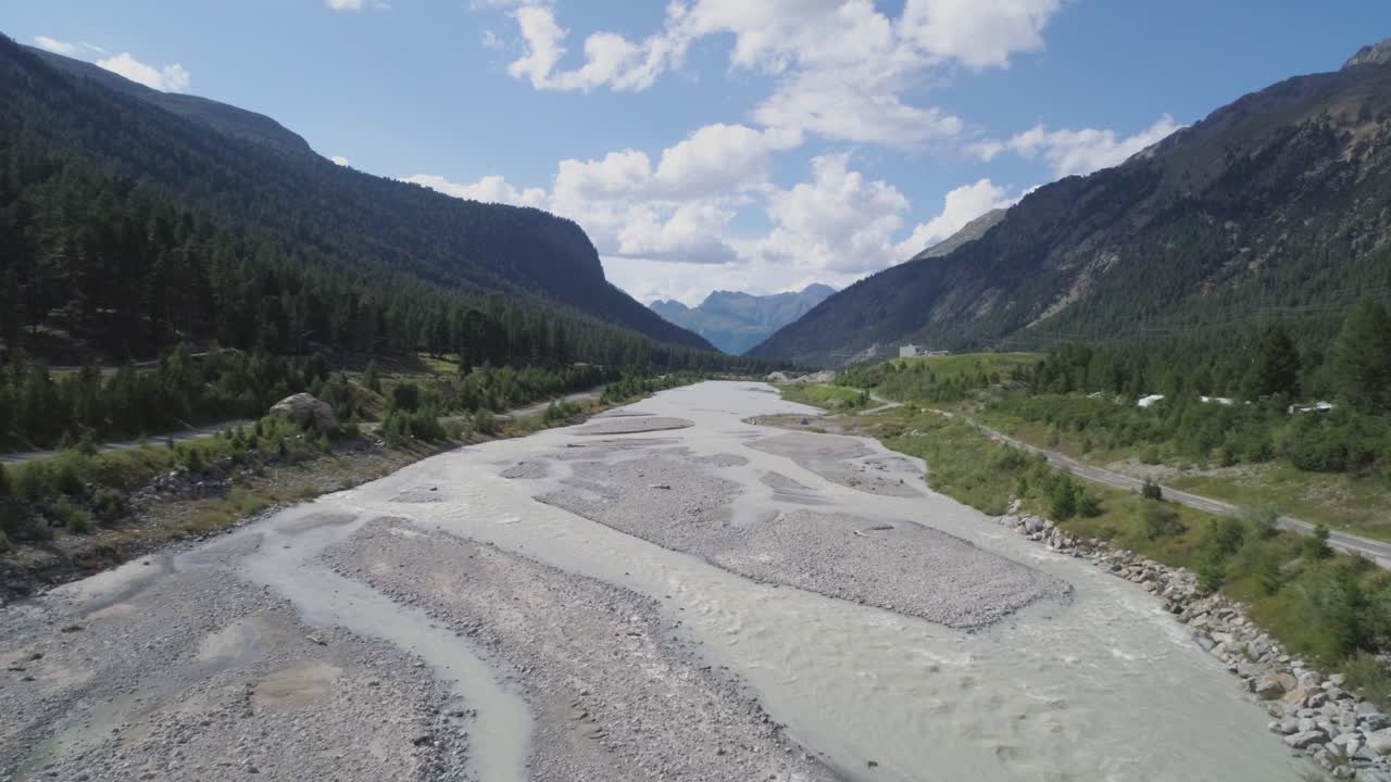산 계곡 에 있는 강 의 공중 사진