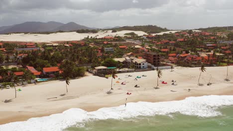 Antena:-Cumbuco-Durante-El-Día-Con-Gente-Haciendo-Kitesurf