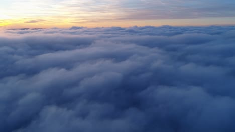 vuelo de un avión no tripulado sobre un paisaje nublado en movimiento