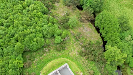 Drohnenaufnahmen-Des-Glendalough-Nationalparks-In-Den-Wicklow-Mountains-Sind-Das-Ganze-Jahr-über-Ein-Touristenmagnet