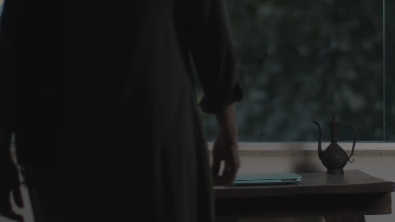 무슬림 여성은 온라인에서 일하기 위해 아침 일찍 일어납니다.