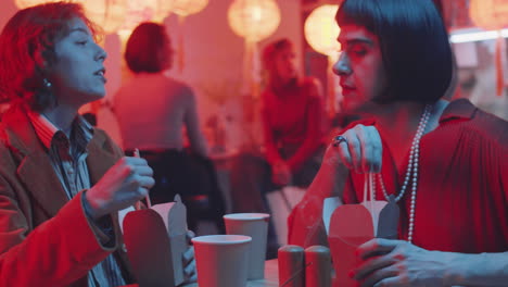 hombre transgénero charlando con una amiga en un café chino