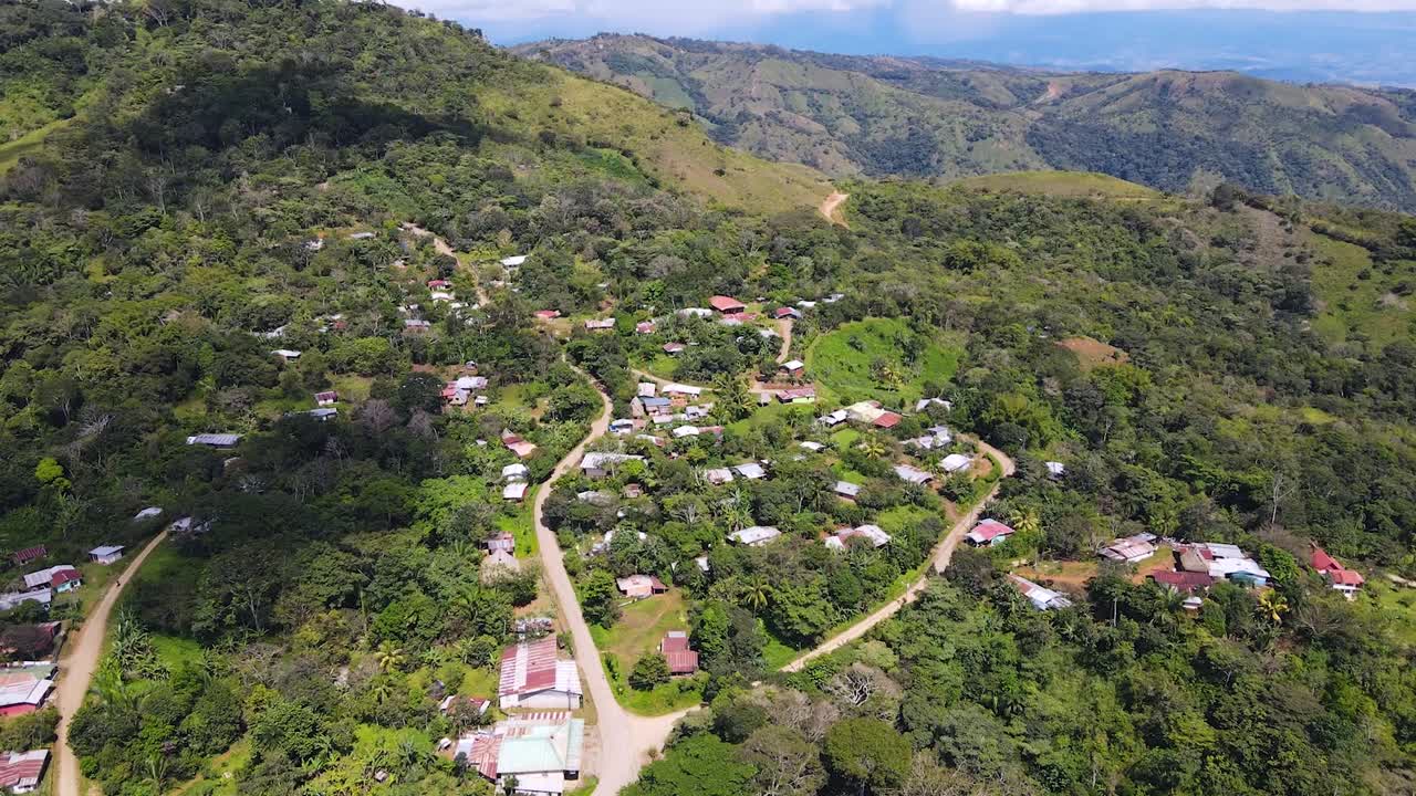 toma aérea de drones desde la tierra de la comunidad boruca en costa rica
