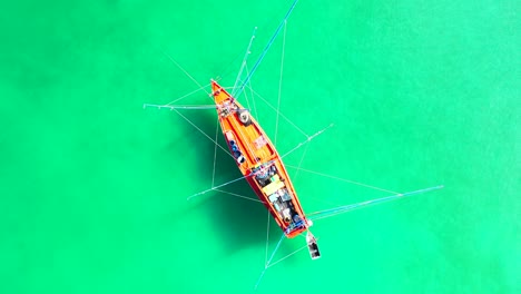 colorido barco de pesca tradicional flotando en aguas tranquilas de la laguna verde turquesa, espacio de copia con pacífico paisaje marino exótico en filipinas