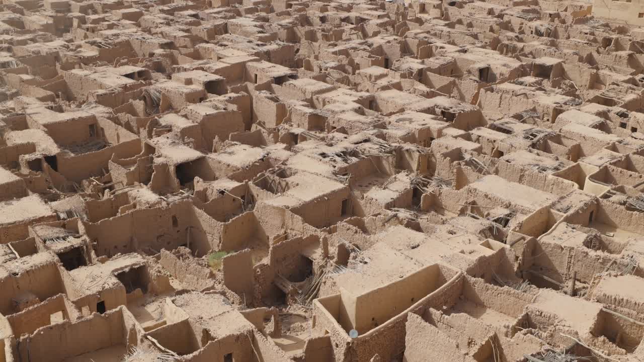 vista aérea de las cabañas de barro de la ciudad vieja en la zona turística de al ula, arabia saudita