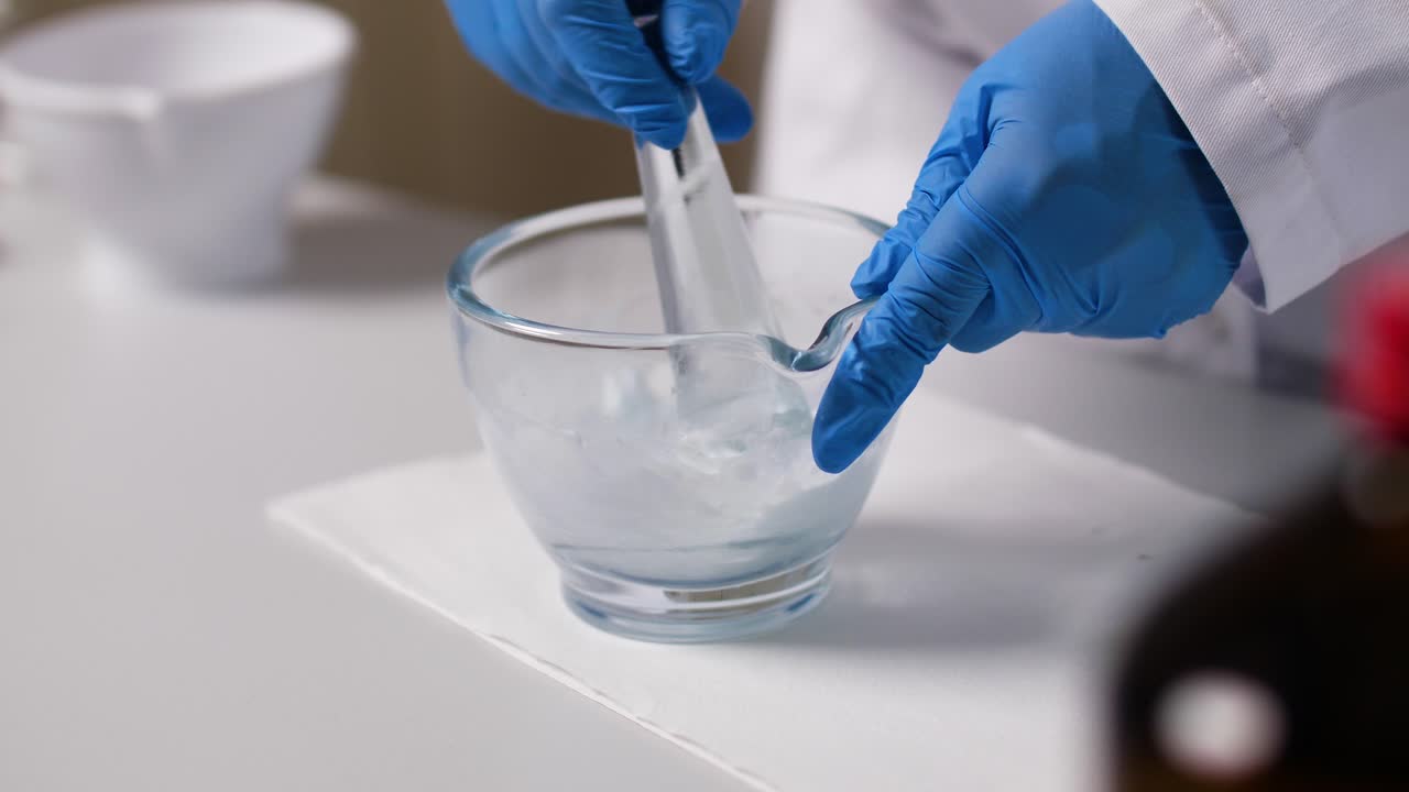 Um creme é misturado em uma tigela de vidro, mexendo-o.