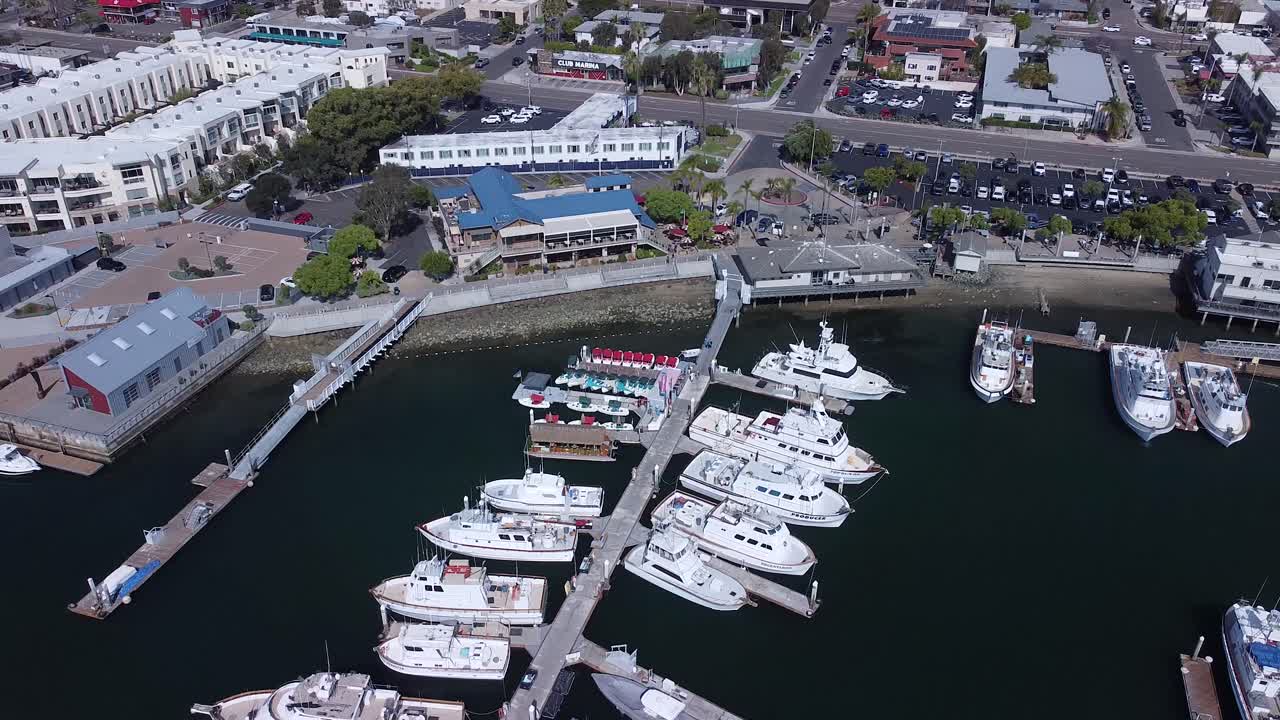 Toma de dron de H and M Landing en San Diego