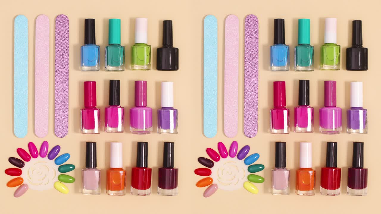 el conjunto de herramientas de manicura y los accesorios aparecen sobre un fondo beige.