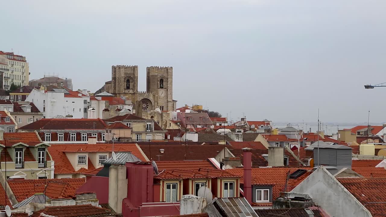 Vista della principale chiesa medievale, la cattedrale, nel centro di Lisbona, Portogallo.