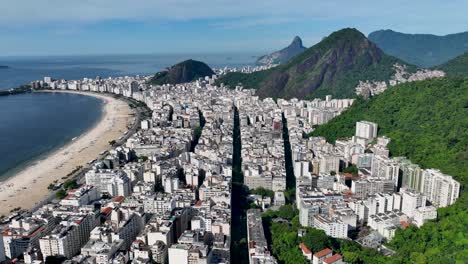 playa de copacabana en el centro de rio de janeiro en rio de janeiro brasil