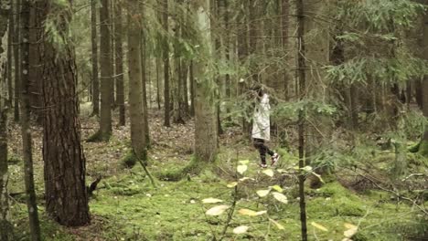 mujer joven camina para explorar el bosque y descubrir el aire fresco del otoño