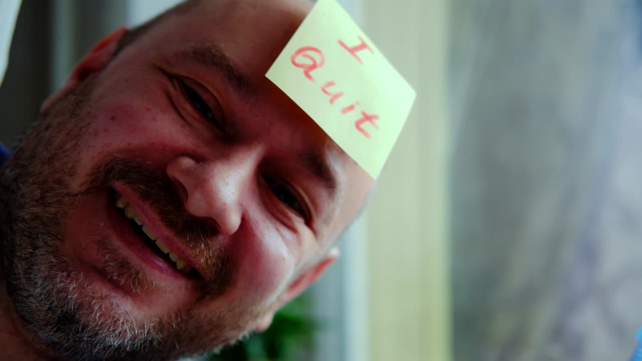 hombre de mediana edad riendo con pegatina renuncio. despido, desempleo, transición al concepto de freelance.