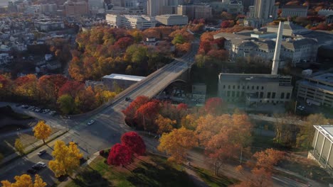 Una-Vista-Aérea-Nocturna-Del-Puente-Schenley-En-El-Distrito-De-Oakland-De-Pittsburgh,-Pennsylvania