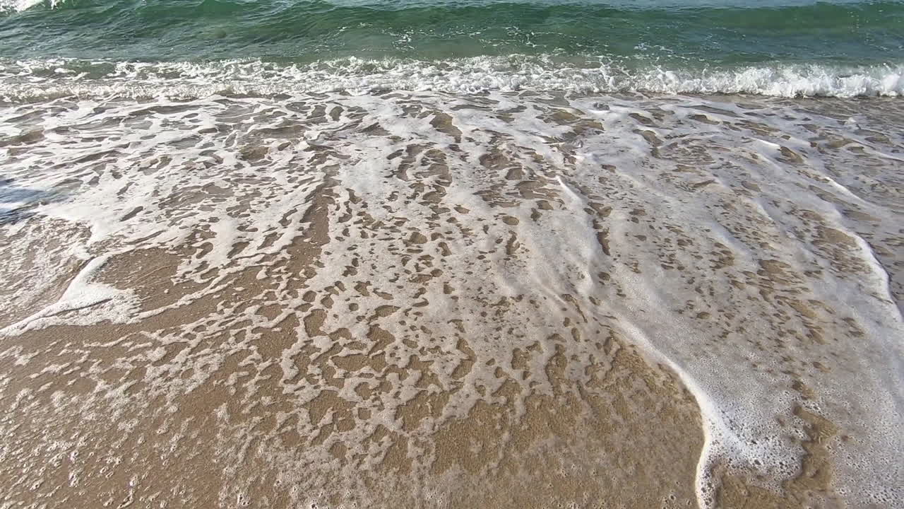 해변의 느린 파도