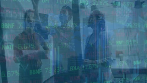 animación del procesamiento de datos financieros sobre tres colegas femeninas escribiendo en tablero de vidrio en la oficina.
