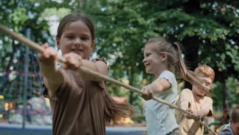 Gruppe-Kaukasischer-Kinder,-Die-Tauziehen-Spielen.