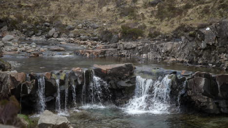 escocia caída de agua valle de montaña dron 4k