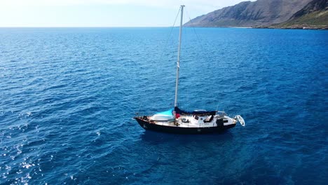 Ein-Boot,-Das-In-Der-Nähe-Der-Offenen-Gewässer-Des-Kailua-Beach-Park,-Hawaii,-Usa-4k-Uhd-Segelt