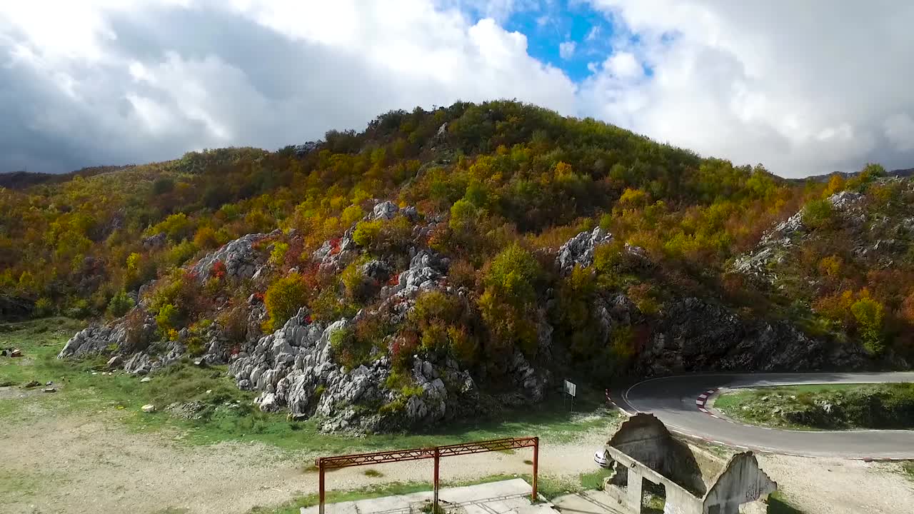 가을의 산악 풍경에서 버려진 구조물