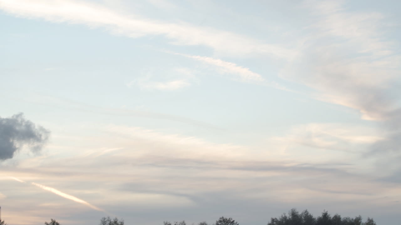 흐린 하늘에서 연기가 나는 공장 굴뚝까지 팬 - 와이드