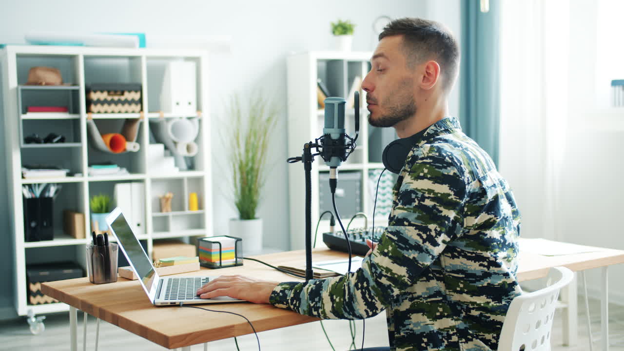 Mann som spiller inn podcast i hjemmestudio