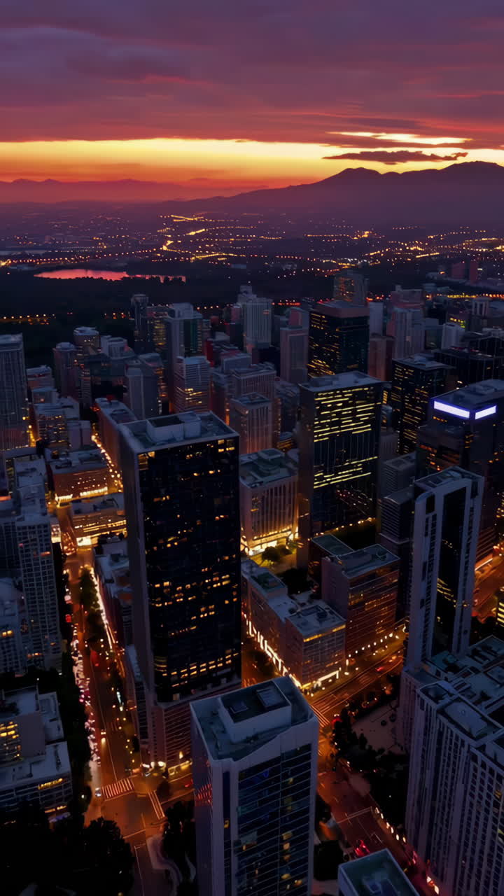 horizonte de la ciudad al atardecer