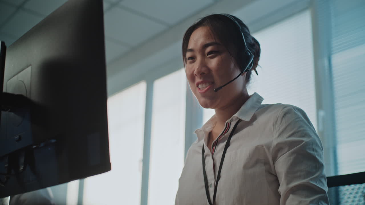 mujer que trabaja en un centro de llamadas