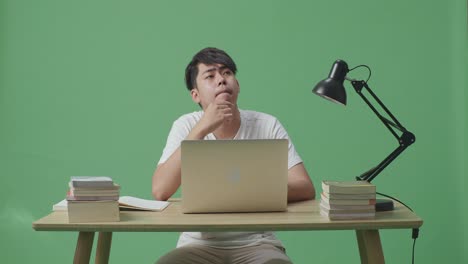 책상 에 집중 하고 있는 학생