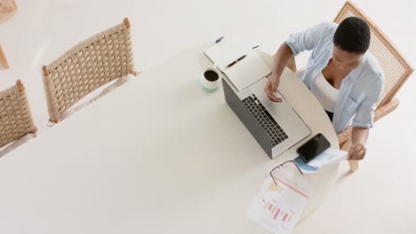 Afroamerikanische-Frau-Sitzt-Am-Tisch-Und-Nutzt-Laptop-Für-Videoanrufe,-Zeitlupe