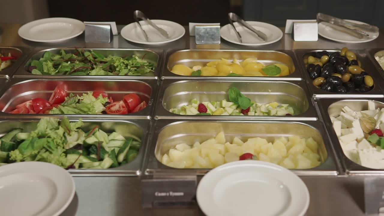 buffet de restaurante con frutas y verduras frescas
