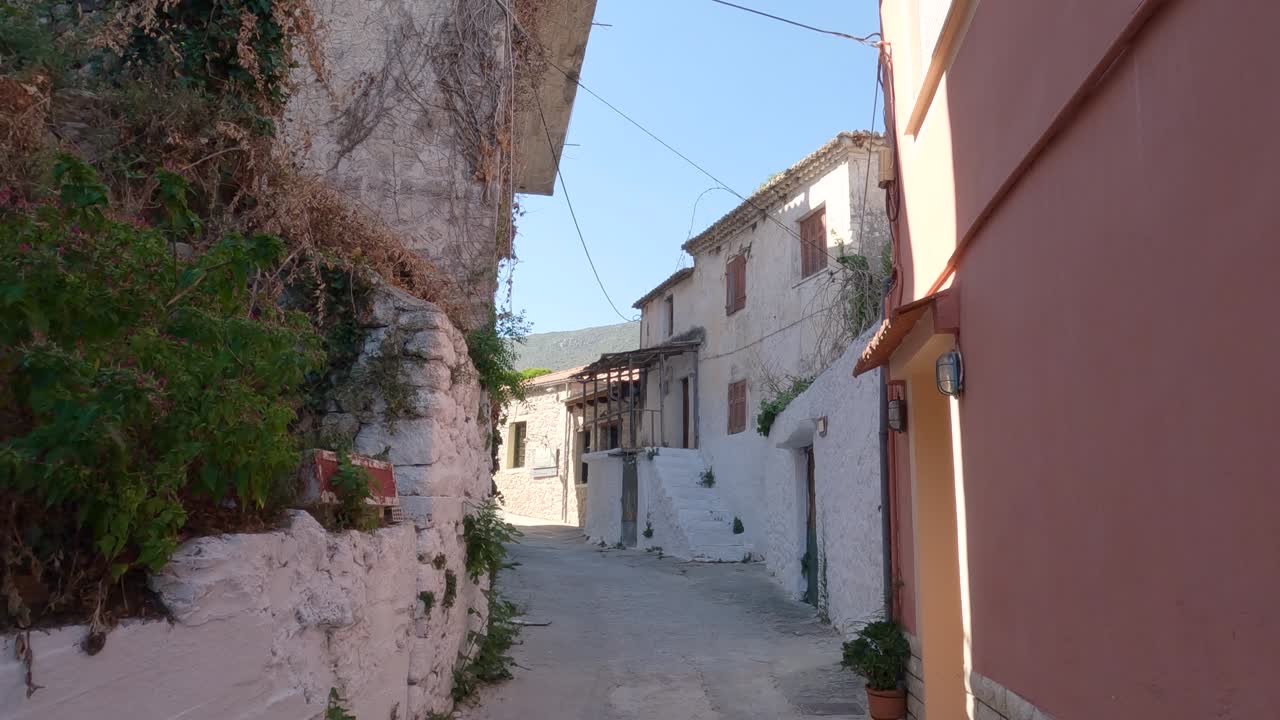 Scena Tranquilla di una Strada Vuota a Parga, Pittoresche Case Antiche, Grecia