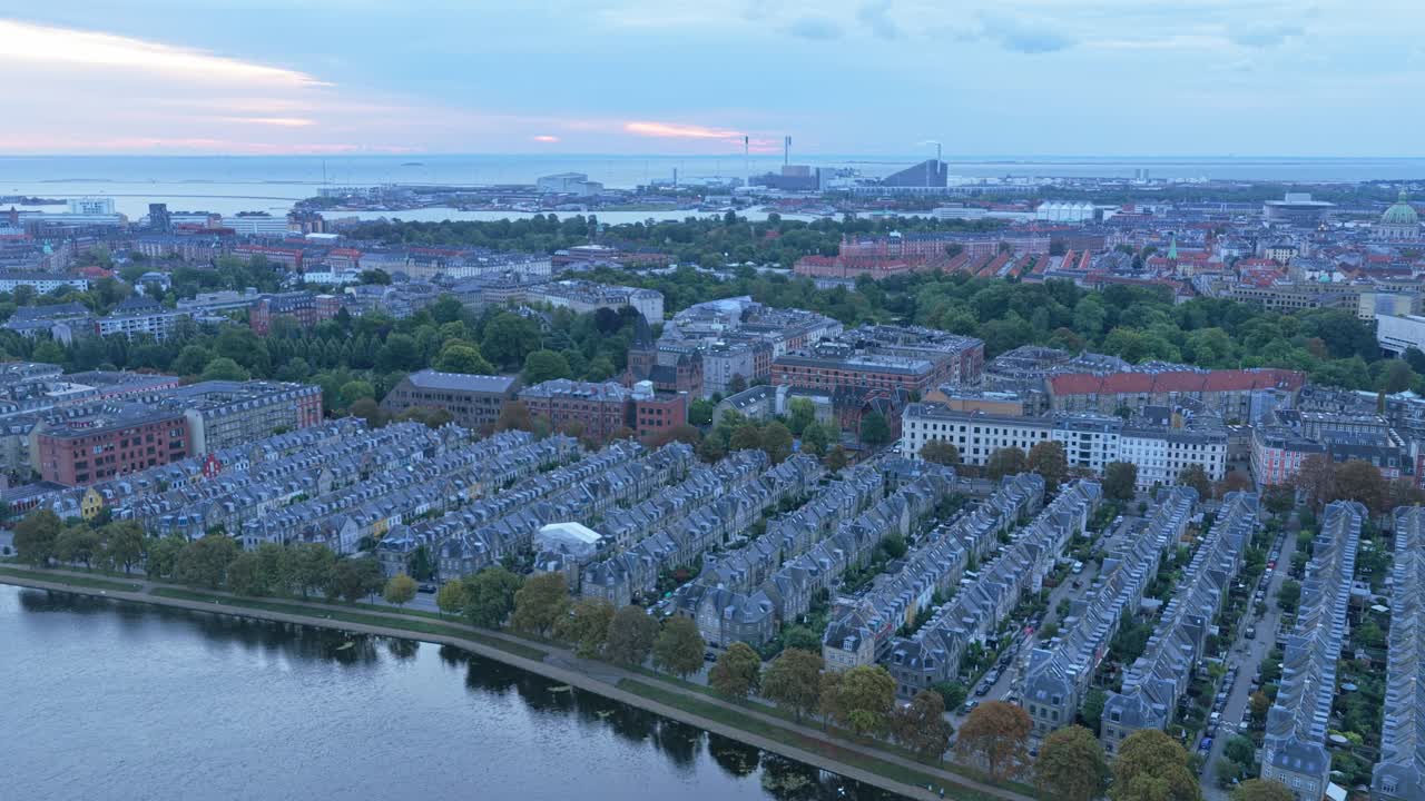 Top-down udsigt over Københavns bymidte ved daggry, blødt dagslys