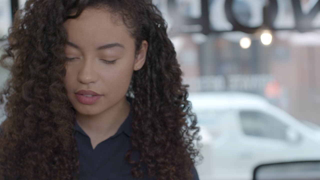 cerrar colegas femeninas que trabajan juntas en la oficina