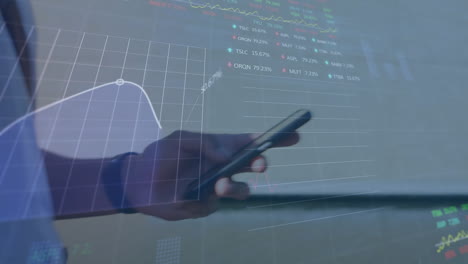 animación del procesamiento de datos sobre el hombre utilizando un teléfono inteligente