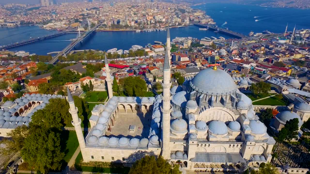 mística mezquita suleymaniye desde el cielo, vista aérea de la ciudad de estambul, cuerno de oro, turquía.