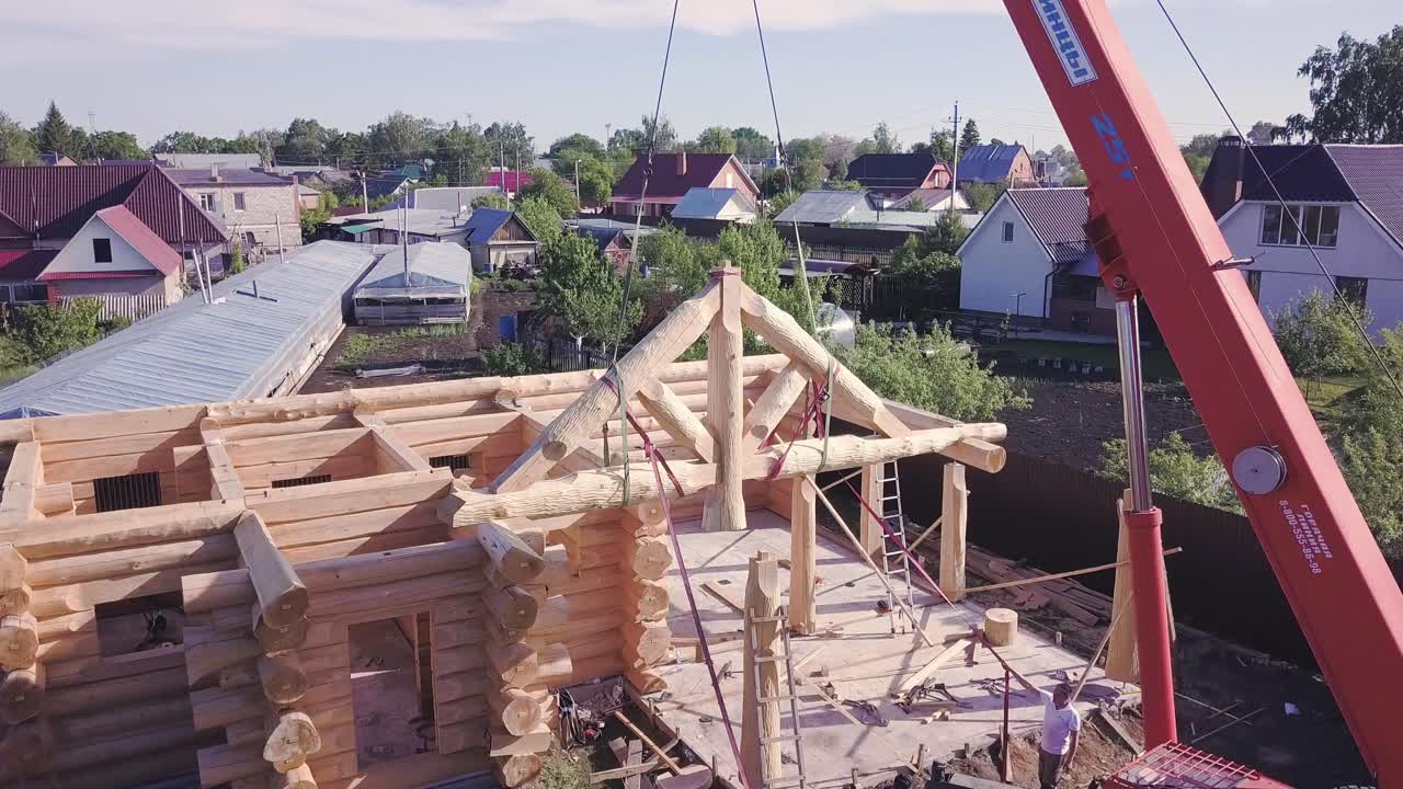 construcción de cabañas de madera con grúa