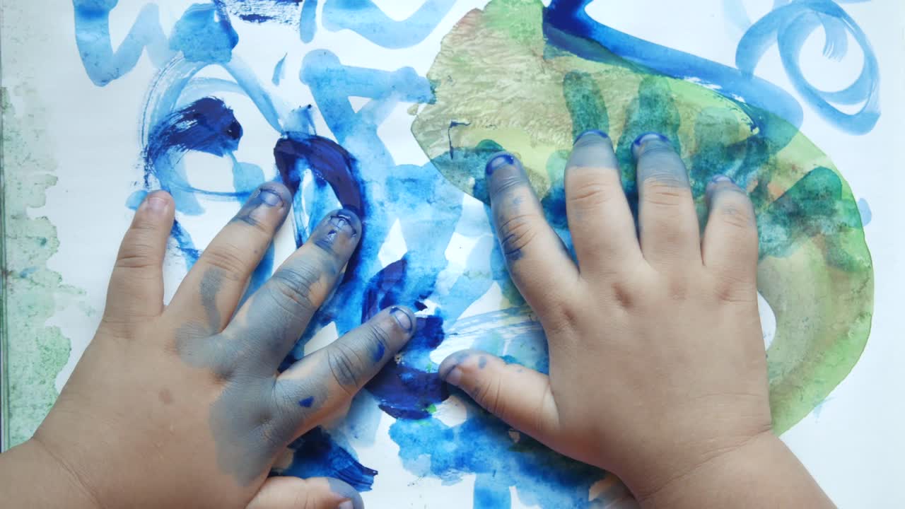 las huellas de la mano del niño pintando con los dedos