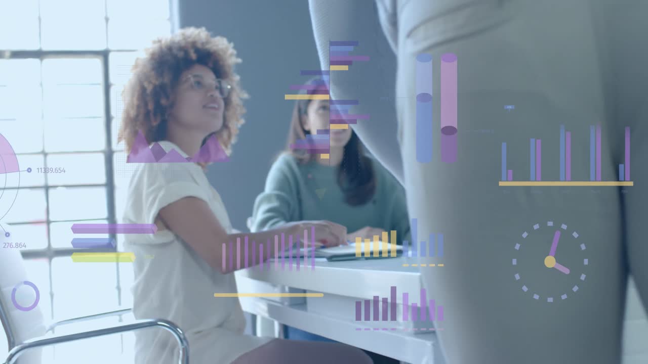 procesamiento de datos en la interfaz más felices colegas diversos hablando en una reunión de oficina casual