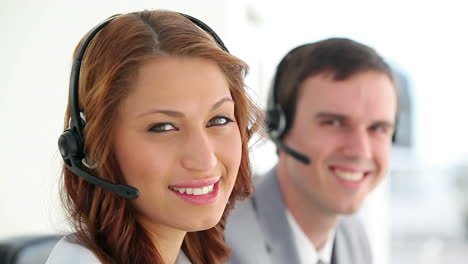 agentes de los centros de llamadas que usan auriculares