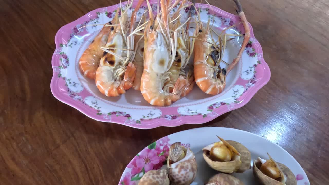 다양한 해산물을 접시에 빨리 배치하는 것