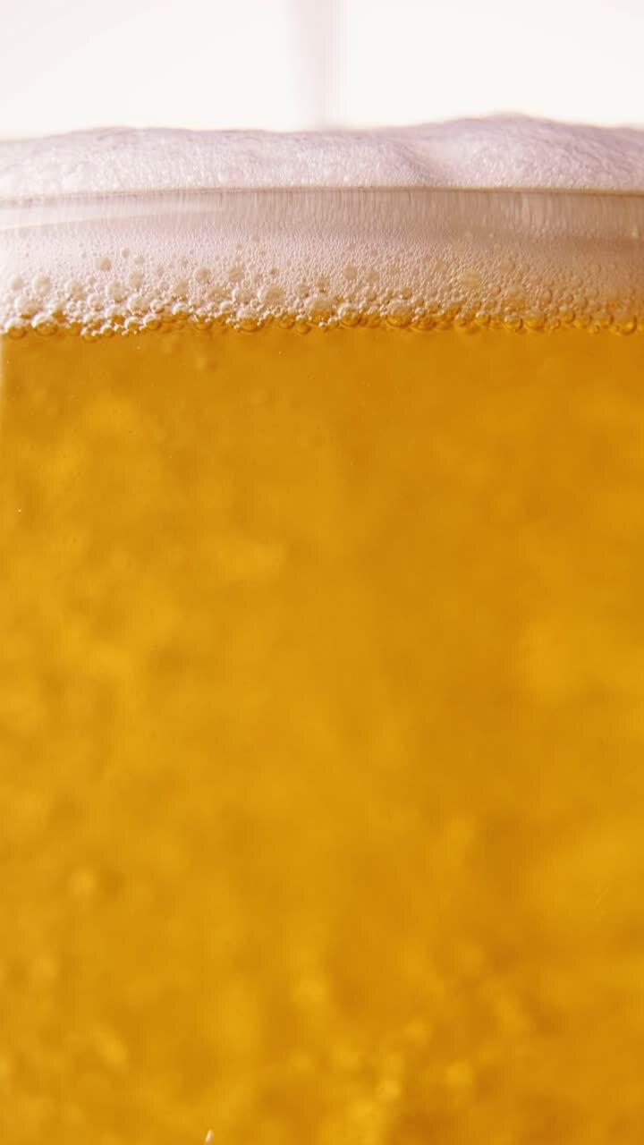 primer plano de un vaso de cerveza